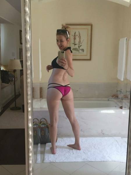 Iliza Shlesinger Sexy Bikini Selfies Set  - Usa on adultfans.net