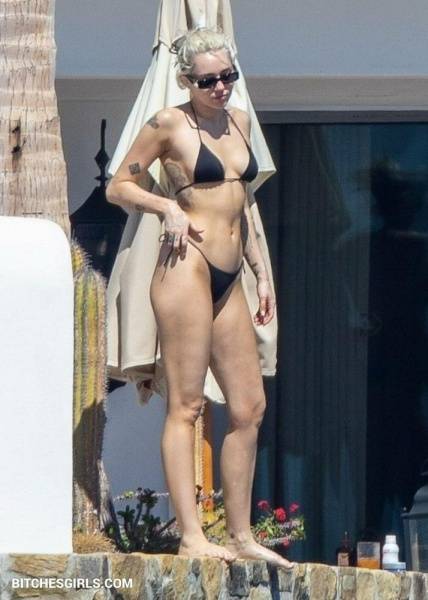 Miley Cyrus Nude Celebrity Tits Photos on adultfans.net