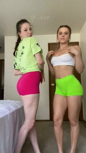 Gii_xoxo69 Lesbian TikTok Challenge Onlyfans Video Leaked on adultfans.net
