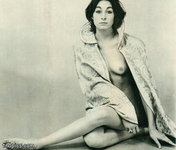 Anjelica Huston Nude on adultfans.net