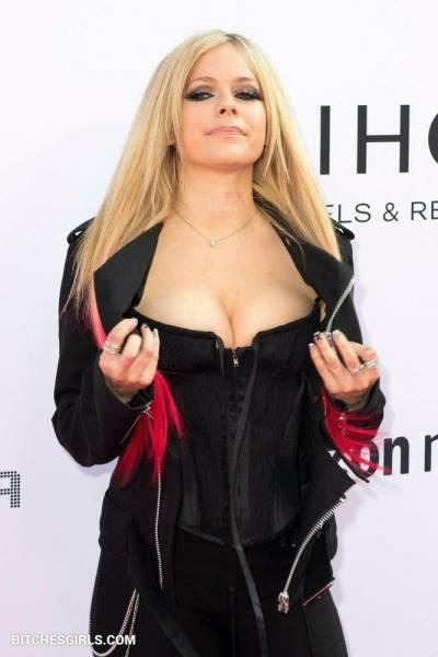 Avril Lavigne Nude Celebrity Leaked Tits Photos on adultfans.net