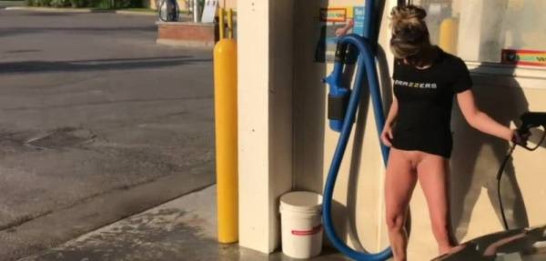 MILF WASHING CAR WITH NO PANTIES HEELS BUSY OUTDOOR CARWASH on adultfans.net