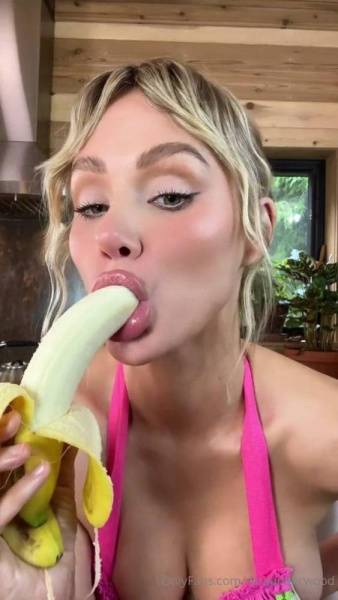 Sara Jean Underwood Banana Blowjob OnlyFans Video Leaked on adultfans.net