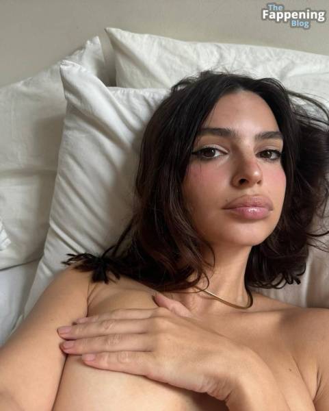 Emily Ratajkowski Takes a Few Selfies (3 Photos) on adultfans.net