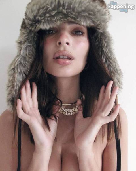 Emily Ratajkowski Topless (3 Hot Photos) on adultfans.net