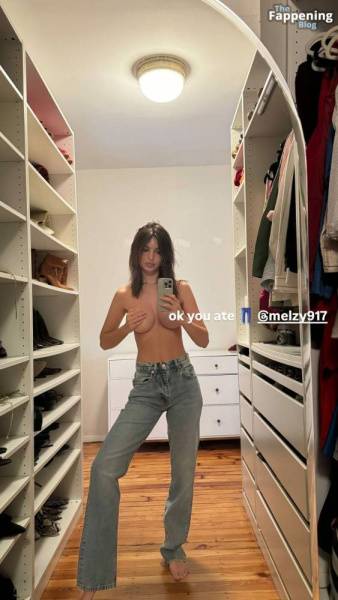 Emily Ratajkowski Topless (1 Selfie Photo) on adultfans.net