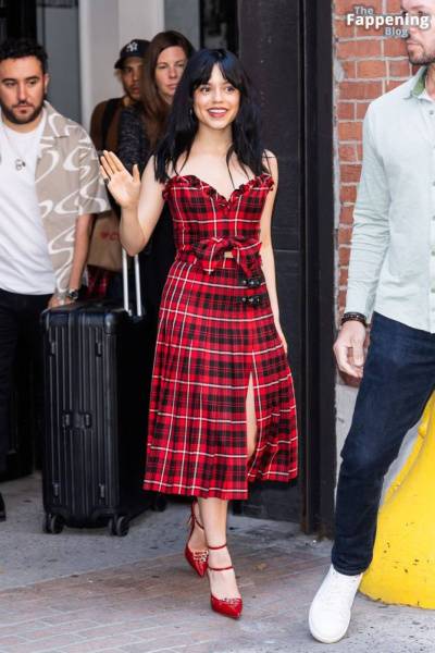 Jenna Ortega Flashes a Smile and a Wave as She Steps Out in NYC (35 Photos) - Usa on adultfans.net