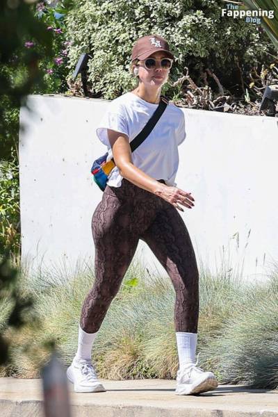 Jessica Alba Shows Off Her Sexy Butt Wearing Leggings in Beverly Hills (23 Photos) on adultfans.net