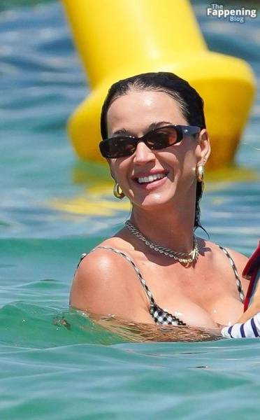 Katy Perry and Her Family Arrive at Le Club 55 in Saint-Tropez (97 Photos) - France on adultfans.net