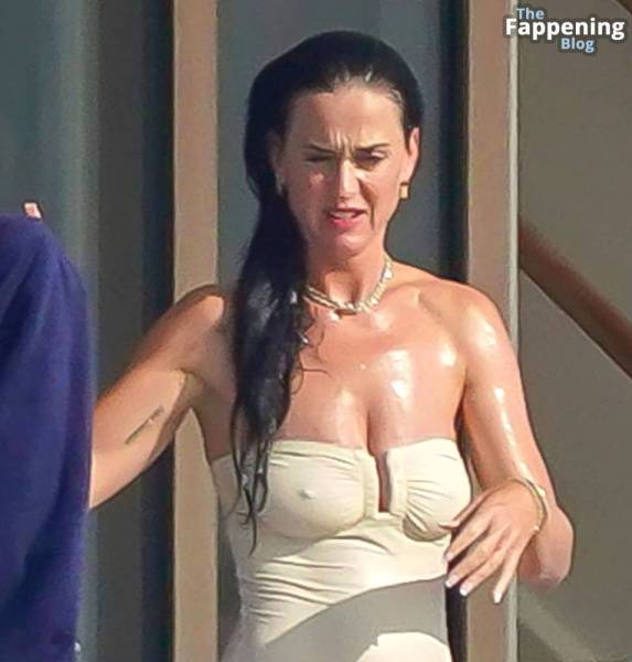 Katy Perry Enjoys Her Summer Holidays in St-Tropez (8 Photos) - France on adultfans.net