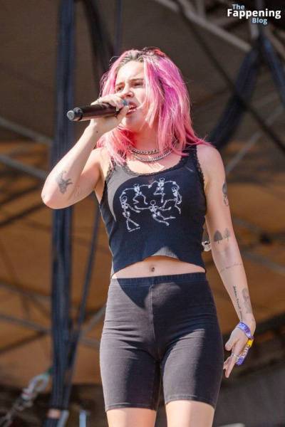 Bea Miller Shows Off Her Cameltoe on Stage (17 Photos) - Usa on adultfans.net