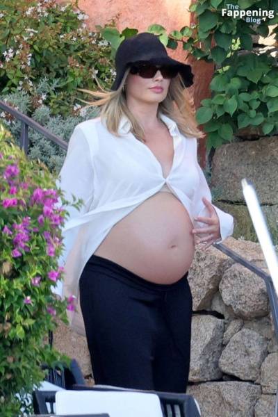 Pregnant Margot Robbie Looks Radiant While Pictured With Her Husband in Sardinia (130 Photos) on adultfans.net