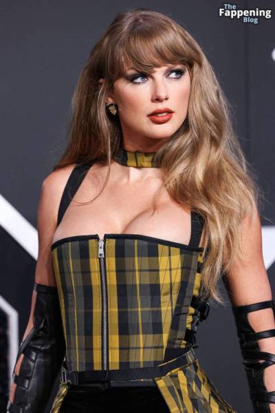 Taylor Swift Displays Nice Cleavage at the MTV VMAs (170 Photos) on adultfans.net