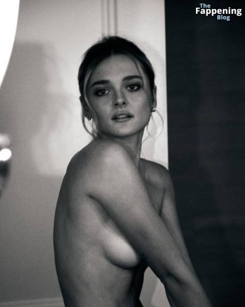 Charlotte Lawrence Topless (4 Photos) on adultfans.net