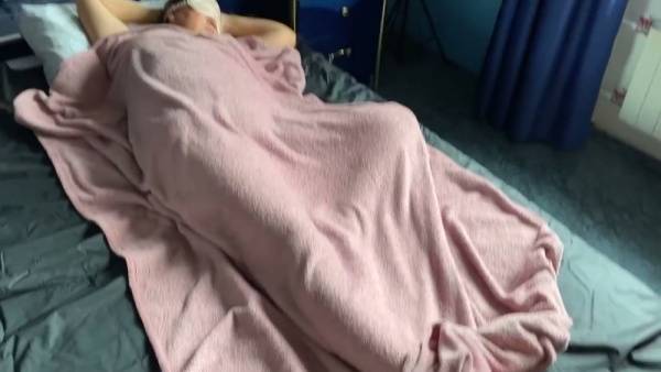 穿松身背心的继母在床上拉下蕾丝内裤自慰 on adultfans.net