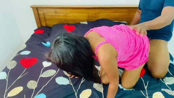 娇小印度女子在床上与伴侣激情交欢 - India on adultfans.net
