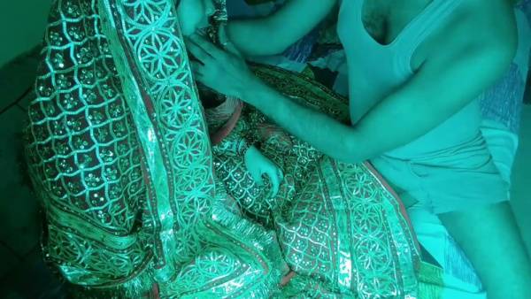 印度新娘在新婚之夜与丈夫初次体验亲密时刻 - India on adultfans.net