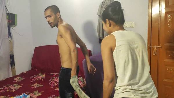 丰满自然的熟女在床上享受舔阴后迎来射精高潮 on adultfans.net
