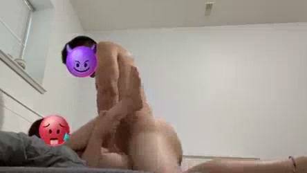 身材娇小的深色长发室友在床上深情顺从 on adultfans.net