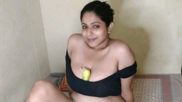印度夫妇在卧室中激情亲热 - India on adultfans.net