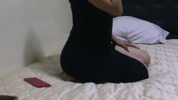 伊朗妻子在床上被丈夫从后方进入时达到高潮 - Iran on adultfans.net