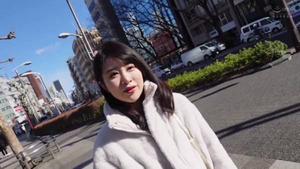 年轻亚裔女孩从瑜伽垫上的按摩转为沙发上的激情性爱 - Japan on adultfans.net