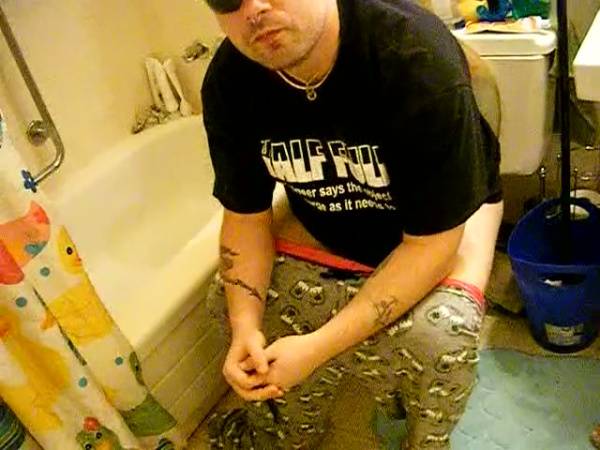 纹身男子在浴室和卧室进行灌肠和肛塞自慰 on adultfans.net