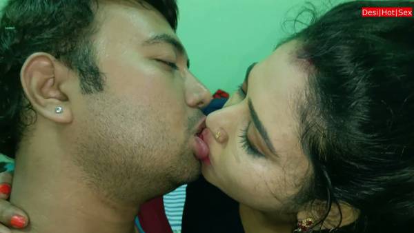 穿著整齊的辣妻在海邊床上誘惑赤裸男友 - India on adultfans.net