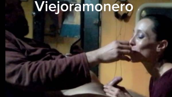 阿根廷业余女子在橙色墙壁的室内深情吮吸胡子男的阴茎 - Argentina on adultfans.net