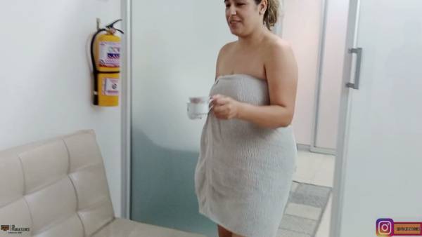 深色头发西班牙语系熟女在 strapon 调教中主导面部坐脸 - Spain - India on adultfans.net