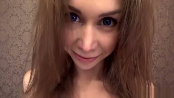 紧致 brunette 女孩在皮沙发上接受深肛 creampie 并吞下全部精华 on adultfans.net