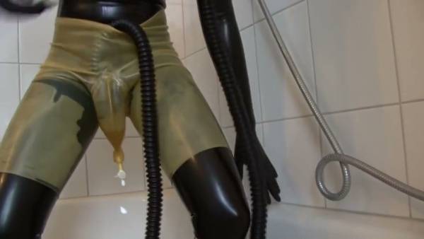 身穿乳胶衣的女子在白色浴室中进行窒息式呼吸游戏 - Germany on adultfans.net