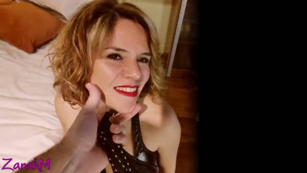 金发女郎穿着黑色皮革在卧室中接受口交与肛门穿环调教 - Argentina on adultfans.net