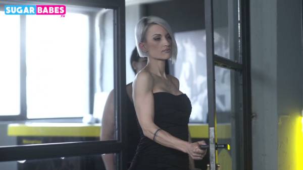 丰满金发女子与两位黑发女性在性疗愈过程中释放欲望 - Greece on adultfans.net