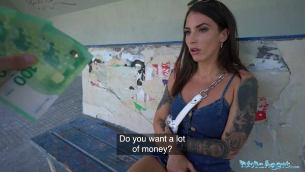 纹身西班牙 brunette 在铁轨旁户外激烈性爱 - Spain on adultfans.net