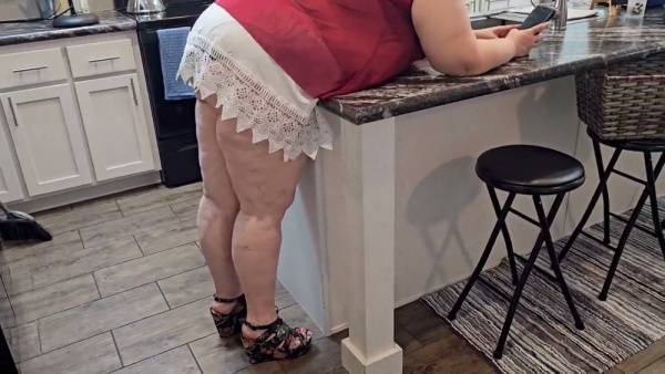丰满女佣在现代厨房大理石岛台上演激情性爱 - Usa - India on adultfans.net