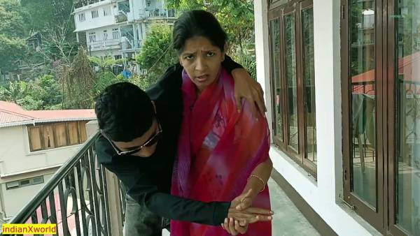 苗条亚裔女佣与男子在卧室亲密接触 - India on adultfans.net