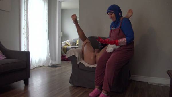 土耳其女仆戴头巾围裙为灰沙发上的女人进行私密清洁 - Turkey - Egypt on adultfans.net