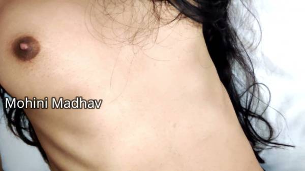 印度女子在白床单上与多名男子激烈群交 - India on adultfans.net
