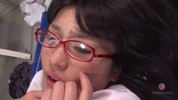 黑发女生在社团活动室与教练秘密特训 - Japan on adultfans.net