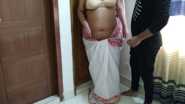 Indian neighbor strips her sari for a selfie before taking him to bed - India on adultfans.net