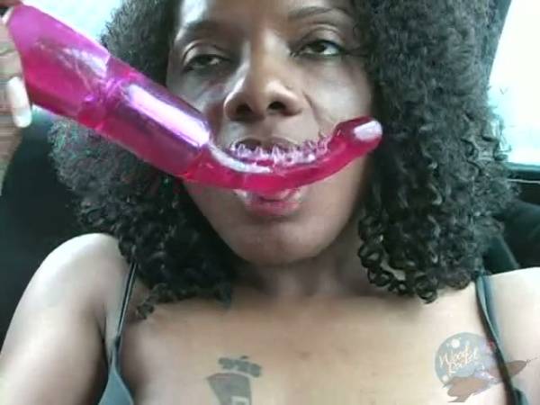Canadian ebony solo queen Dahlia pleasures herself in the backseat - Canada on adultfans.net