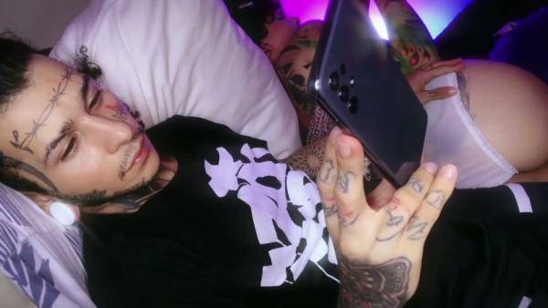 Tattooed stepdad turns on the lights and fingers his stepdaughter's big ass on adultfans.net