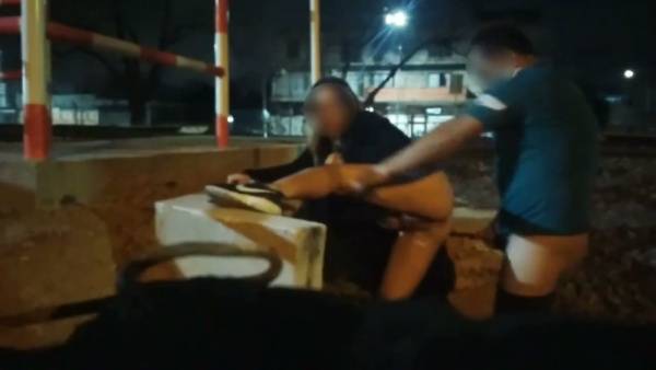 Blonde Argentinian woman exposes herself barefoot on city streets under streetlights - Argentina on adultfans.net