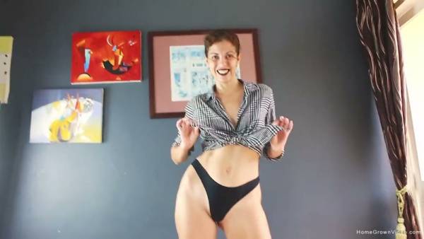 Amateur brunette Julia takes it deep in high heels on adultfans.net