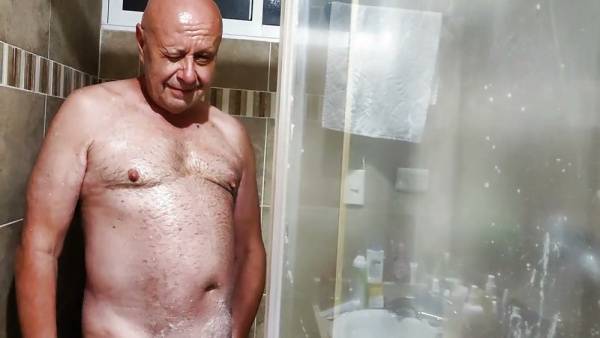 Colombian beauty teases a mature man during a steamy bathroom massage session - Colombia on adultfans.net