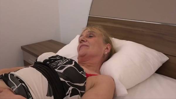 Mature blonde woman receives manual fisting from younger companion in bed - Germany on adultfans.net