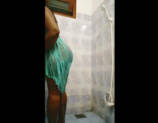 Indian hotwife bares herself in a steamy bathroom tryst - India on adultfans.net