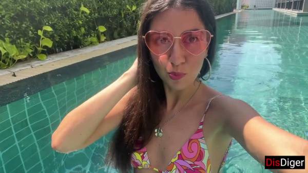 Russian woman meets a foreigner at a beach hotel and swallows his load - Russia on adultfans.net