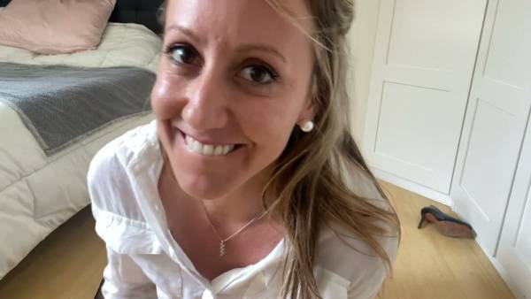 French secretary undresses at home and pleasures herself in stockings and heels - France on adultfans.net